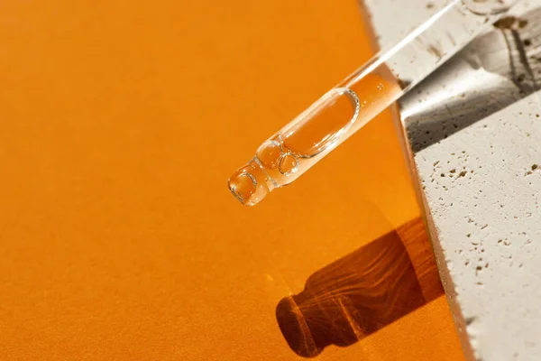 Pipette Serumla Kozmetik Sıvıyla Yakın Plan Sarı Arka Plan Yumuşak — Stok fotoğraf