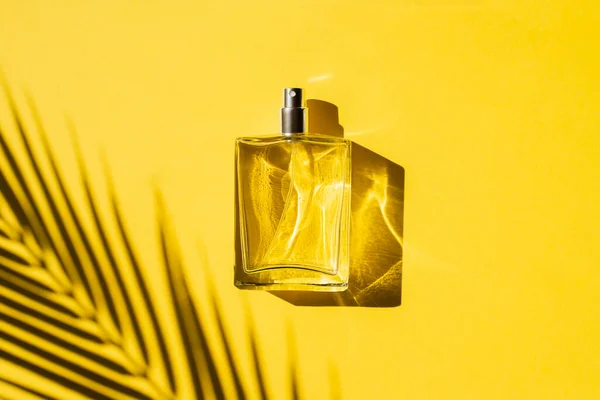 Transparante Fles Parfum Met Etiket Gele Achtergrond Parfumpresentatie Met Daglicht — Stockfoto