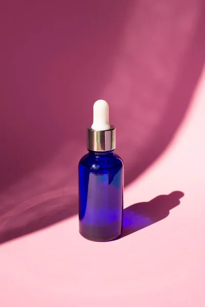 Blauwe Fles Met Druppelpipet Met Serum Etherische Olie Roze Achtergrond — Stockfoto