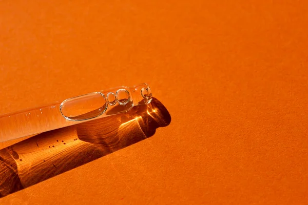 Pipette Serumla Kozmetik Sıvıyla Portakal Arkaplanına Yakın Plan Yumuşak Odaklı — Stok fotoğraf