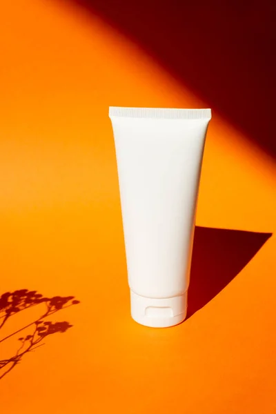 Tubo Branco Plástico Para Creme Loção Cuidado Pele Protetor Solar — Fotografia de Stock