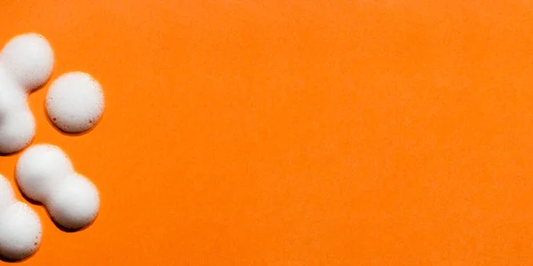 주황색 배경에 안개가 끼었어 거품이 성분의 자연의 그림자 위에서 피부를 — 스톡 사진