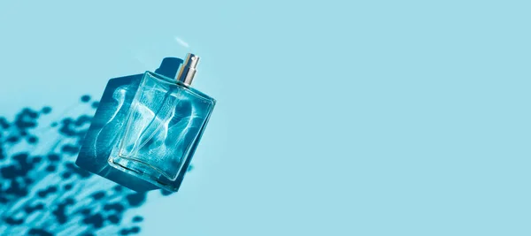 Frasco Transparente Perfume Sobre Fundo Azul Apresentação Fragrância Com Luz — Fotografia de Stock