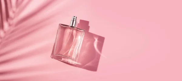 Frasco Transparente Perfume Sobre Fundo Rosa Apresentação Fragrância Com Luz — Fotografia de Stock