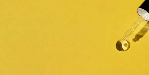 Kapağı Yakın Çekim Damlatıcıyla Birlikte Serumla Açın Sarı Arka Plan — Stok fotoğraf