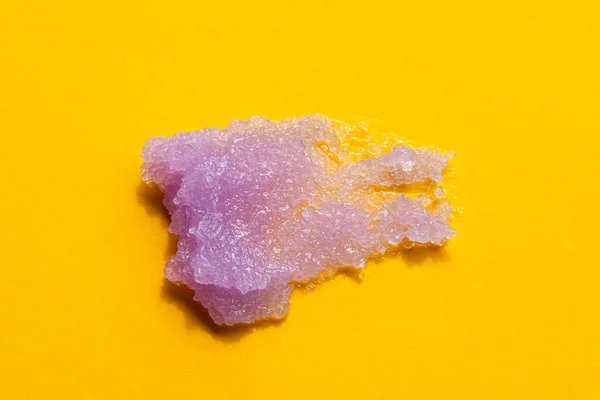 Purpurowy Cukier Ciała Peeling Tekstury Żółtym Tle Rozmaz Kosmetyczny Wygląd — Zdjęcie stockowe