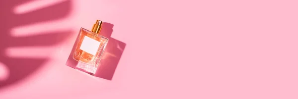 Průhledná Lahvička Parfému Etiketou Růžovém Pozadí Prezentace Vůně Denním Světlem — Stock fotografie
