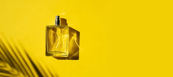 Transparante Fles Parfum Met Etiket Gele Achtergrond Parfumpresentatie Met Daglicht — Stockfoto