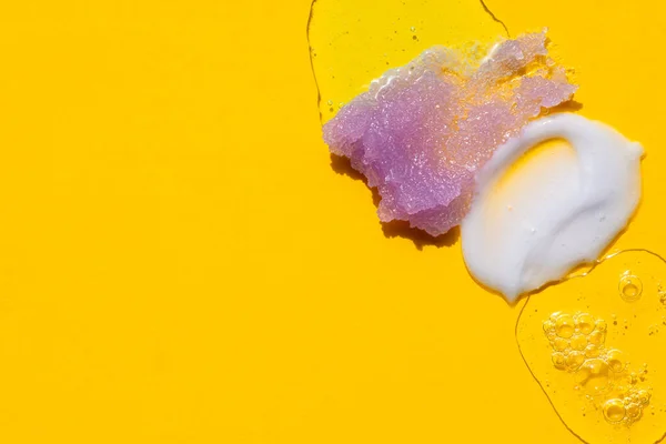 Rozpryski Kosmetyczne Wygląd Konsystencji Kremu Oleju Surowicy Peelingu Żółtym Tle — Zdjęcie stockowe