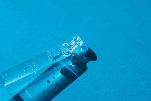Pipette Serumla Kozmetik Sıvıyla Yakın Plan Mavi Arka Plan Yumuşak — Stok fotoğraf