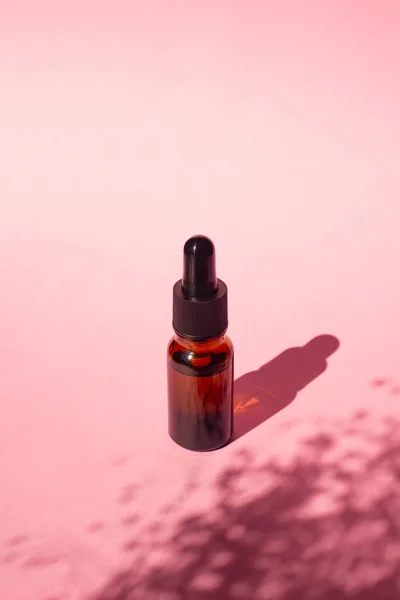 Amber Fles Met Druppelpipet Met Serum Etherische Olie Roze Achtergrond — Stockfoto