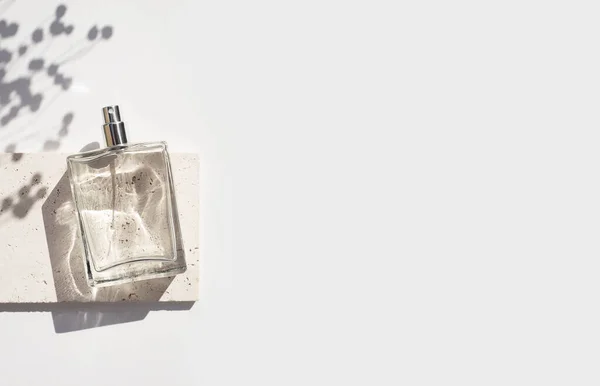 Frasco Transparente Perfume Sobre Plato Piedra Sobre Fondo Blanco Presentación — Foto de Stock