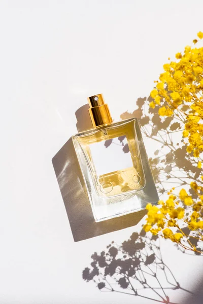 Transparante Fles Parfum Met Etiket Witte Achtergrond Parfumpresentatie Met Daglicht — Stockfoto