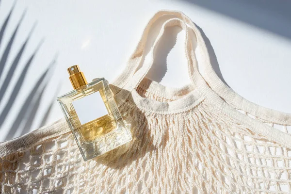 Frasco Transparente Perfume Com Etiqueta Saco Compras Pano Sombras Folhas — Fotografia de Stock