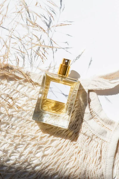 Frasco Transparente Perfume Con Etiqueta Bolsa Compras Tela Flores Silvestres — Foto de Stock