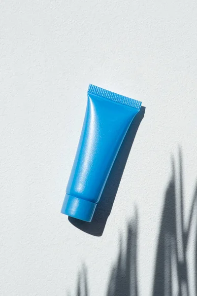 Garrafa Azul Plástico Para Creme Loção Fundo Branco Cosmético Skincare — Fotografia de Stock