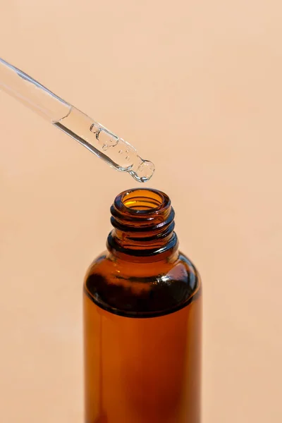 Dropppipett Med Serum Eller Olja Med Bärnstensfärgad Flaska Hudvårdsprodukter Naturlig — Stockfoto