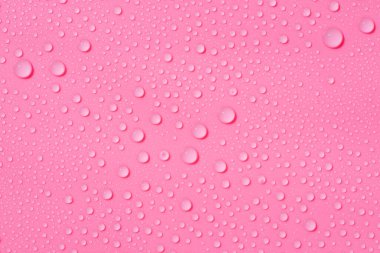 Pembe arka planda sıvı damlaları. Doğal güneş ve gölgeler. Cilt ürünleri. Yüz ve vücut bakımı için güzellik konsepti.