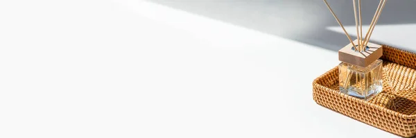 Прозора Пляшка Дифузора Аромату Плетеному Кошику Білому Тлі Лакум Домашньої — стокове фото