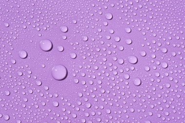 Leylak arkaplanda sıvı damlaları doğal güneş ışığı ve gölgeler. Cilt ürünleri. Yüz ve vücut bakımı için güzellik konsepti.