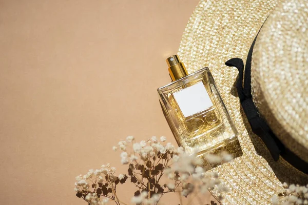 Transparent Bottle Perfume Label Cloth Shopping Bag Sun Hat Beige — Fotografia de Stock