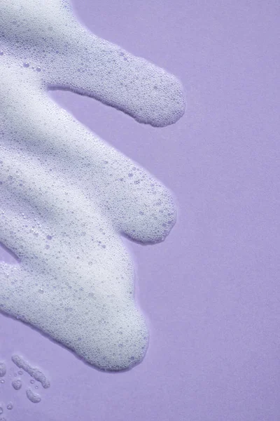Leylak Arkaplanda Köpük Örneği Köpüklü Sabunlu Sıvı Doku Doğal Güneş — Stok fotoğraf