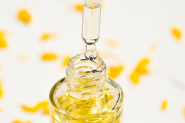 Otwórz Przezroczystą Butelkę Pipetę Serum Lub Płynem Kosmetycznym Pięknymi Żółtymi — Zdjęcie stockowe