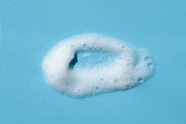 Mavi Arka Planda Köpük Örneği Köpüklü Sabunlu Sıvı Doku Doğal — Stok fotoğraf