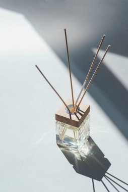 Beyaz arka planda şeffaf aroma yayıcı şişesi. Ev yapımı sunum için parfüm. Eğilim kavramı