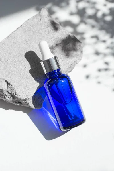 Blue Dropper Bottles Serum Tonic Essential Oil Grey Concrete Podium — Stockfoto