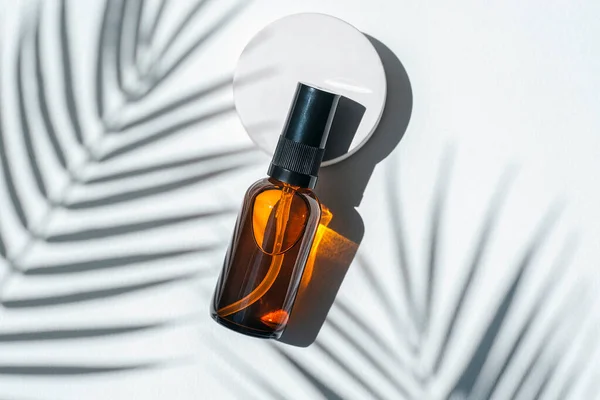 Amber Pump Bottle Serum Tonic Essential Oil Concrete Podium White — стоковое фото