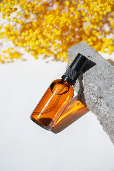 Amber Pump Bottle Serum Tonic Essential Oil Grey Concrete Podium — Stockfoto