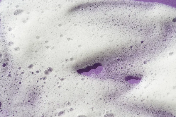 Menekşe Arkaplanda Köpük Örneği Köpüklü Sabunlu Sıvı Doku Doğal Güneş — Stok fotoğraf