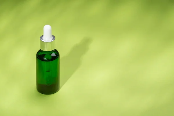 Glass Bottle Dropper Pipette Serum Essential Oil Green Background Daylight — Stok fotoğraf