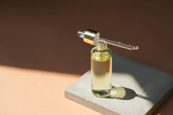 Open Transparent Bottle Dropper Pipette Serum Essential Oil Shadows Bottle — Photo