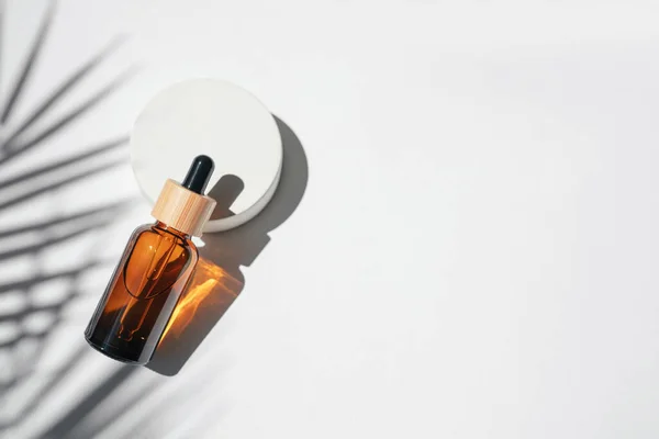 Amber Dropper Bottles Serum Tonic Essential Oil Concrete Podium White — Fotografia de Stock