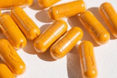 Zerdeçal artı karabiber özü jelatin kapsüller üst görüntüyü kapatır. Bitkisel takviye organik kömür. Antioksidan sağlığını destekler