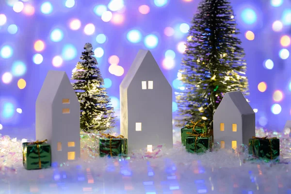 나무가 크리스마스귀엽고 보라색 배경에 보케등을 복장을 중심에 선택적 초점을 분위기 — 스톡 사진