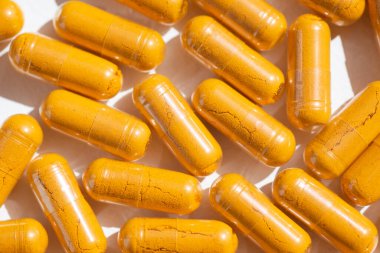 İlaveli turuncu kapsüller. Zerdeçal artı karabiber özü jelatin kapsülü üst görüntüyü kapatın. Bitkisel takviye organik kömür. Antioksidan sağlığını destekler