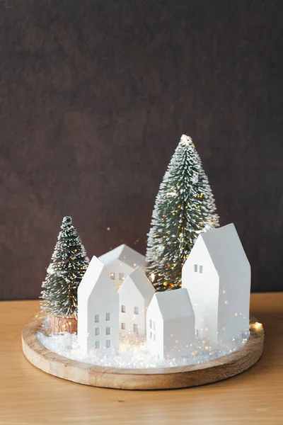 Weihnachten Niedliche Häuschen Mit Baum Schnee Auf Hölzernen Tablett Leuchtendes — Stockfoto