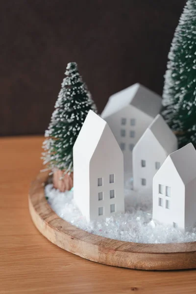 Різдвяні Милі Маленькі Будинки Деревом Снігу Дерев Яному Підносі Світлове — стокове фото