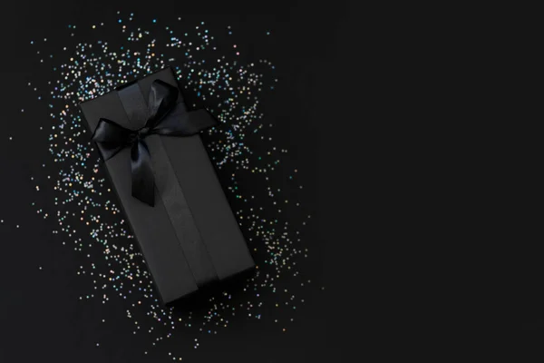 Μαύρο Κουτί Δώρου Κορδέλα Και Κομφετί Χριστούγεννα Πρωτοχρονιά Γενέθλια Ημέρα — Φωτογραφία Αρχείου