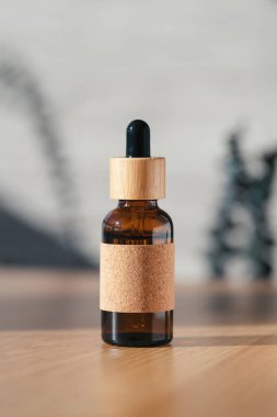 Kehribar cam damlatıcı şişesinde serum ya da gerekli yağ var. Cilt doğal kozmetik. Yüz ve vücut bakımı için güzellik konsepti