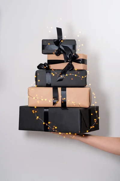 Czarne Kraft Pudełka Wstążką Ręku Boże Narodzenie Nowy Rok Lub — Zdjęcie stockowe