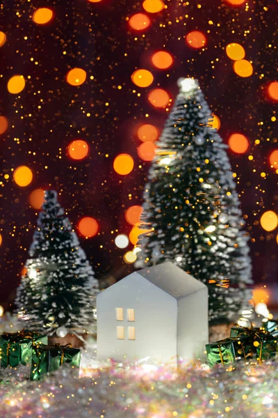 Natal Pequena Casa Bonito Com Árvore Neve Guirlanda Festiva Brilhante — Fotografia de Stock