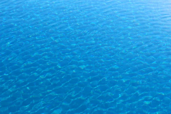 Acqua limpida azzurra di una piscina Immagine Stock