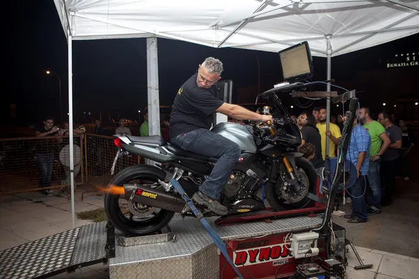 Macht lichtmeting met rollenbank voor motorfietsen — Stockfoto