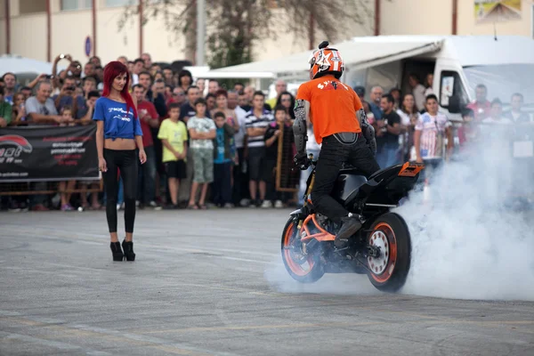 Motorcyclist performing extreme stand — Stock Photo, Image