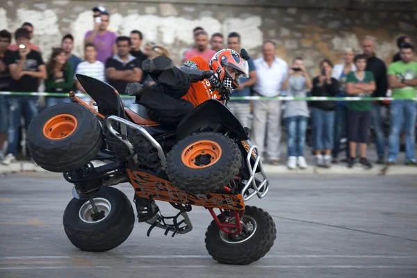 Motorcyclist performing extreme stand — Stock Photo, Image