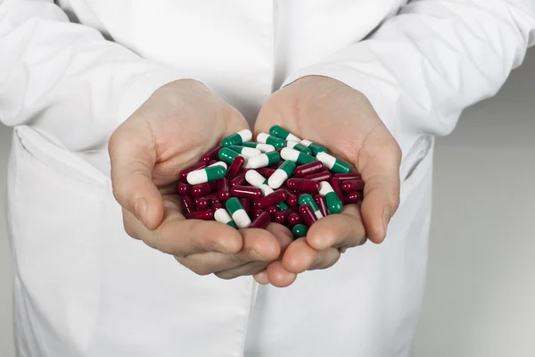 Manos llenas de pastillas —  Fotos de Stock